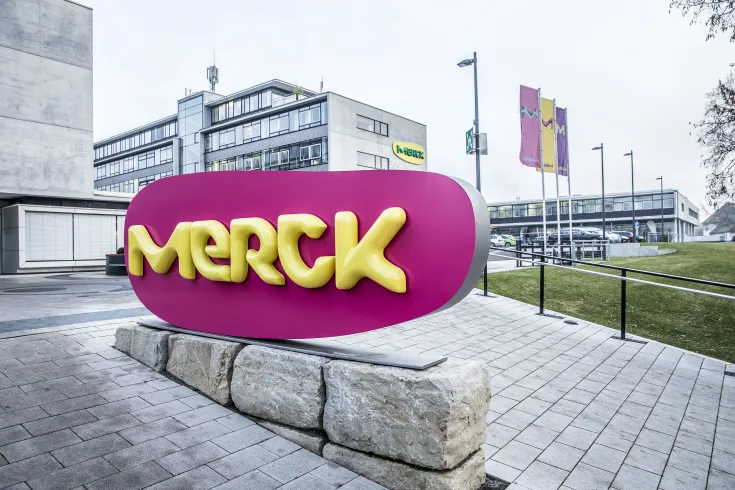Logo de Merck en el exterior de sus oficinas