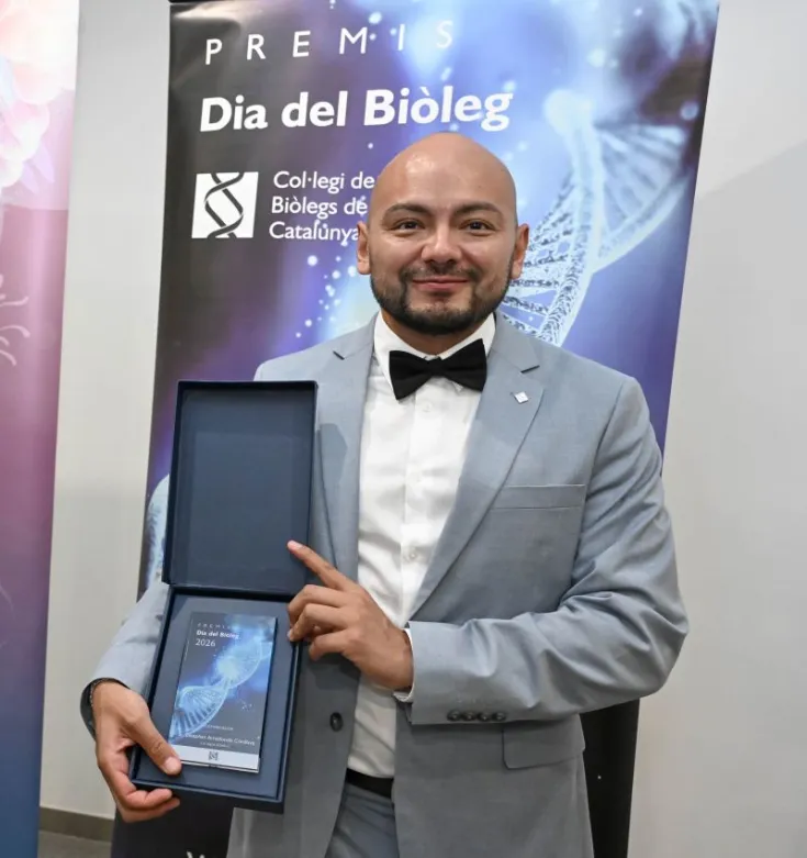 Estephan Arredondo recibe el premio a la Bio Emprendedoria del Colegio de Biólogos de Cataluña como co-fundador de la empresa BeCYTES Biotechnologies