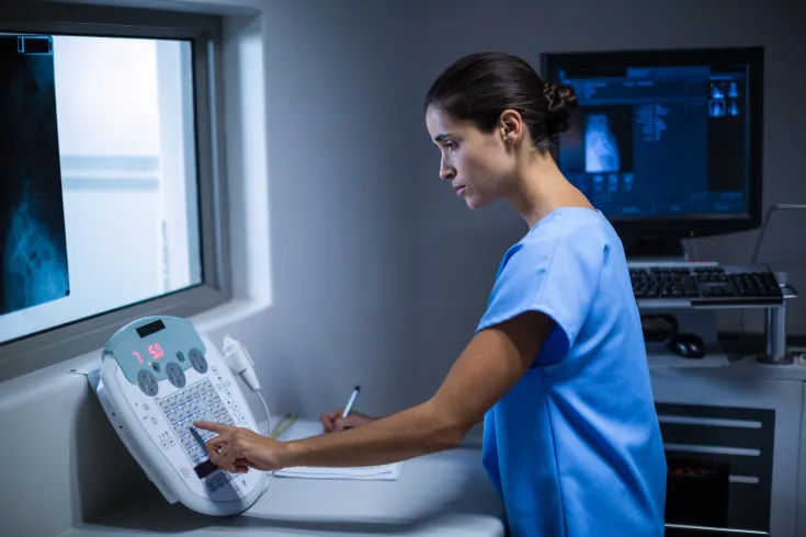 Un médico revisando escáneres o imágenes nasales (TAC o endoscopia).