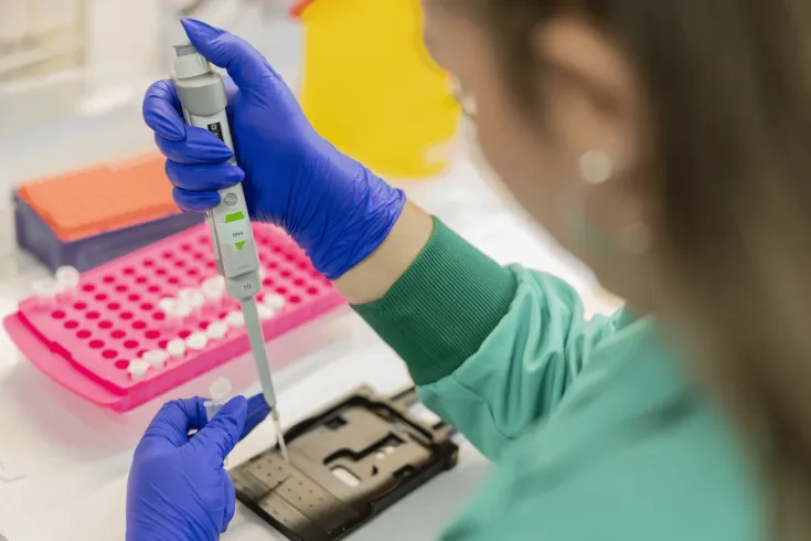 Profesional sanitario en el laboratorio haciendo muestras científicas