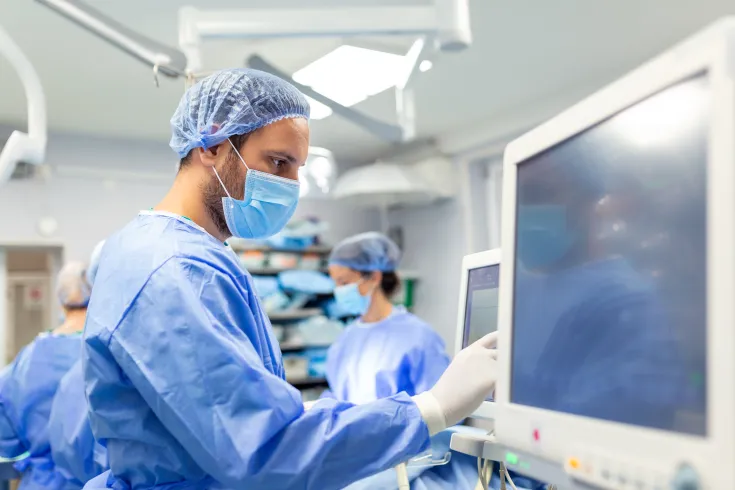 Médico utilizando tecnología sanitaria en un quirófano