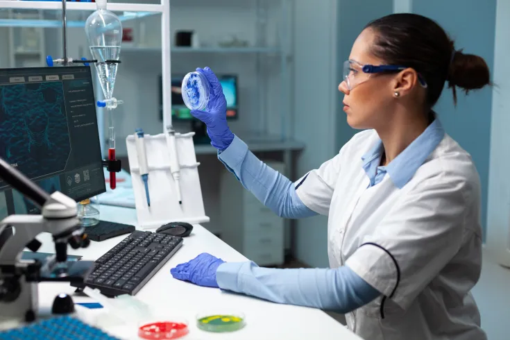 Investigador trabajando con biomateriales