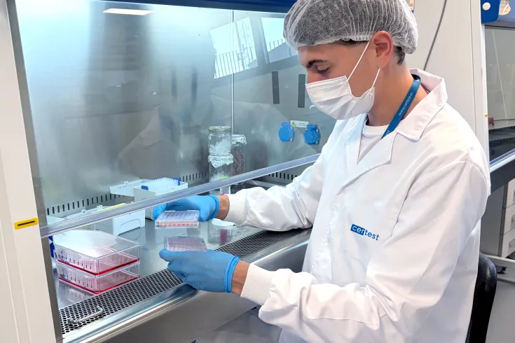 Científico de Certest realizando pruebas