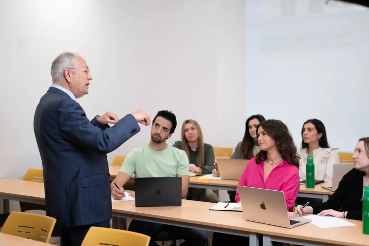 Profesor impartiendo clase