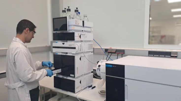 AMSBiopharma usa su laboratorio para realizar muestras y así obtener el certificado de control de calidad de medicamentos