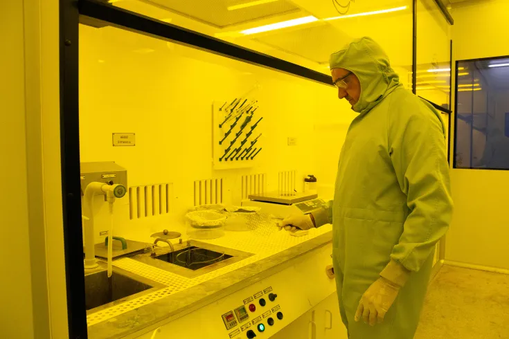 científico en el laboratorio analizando muestras