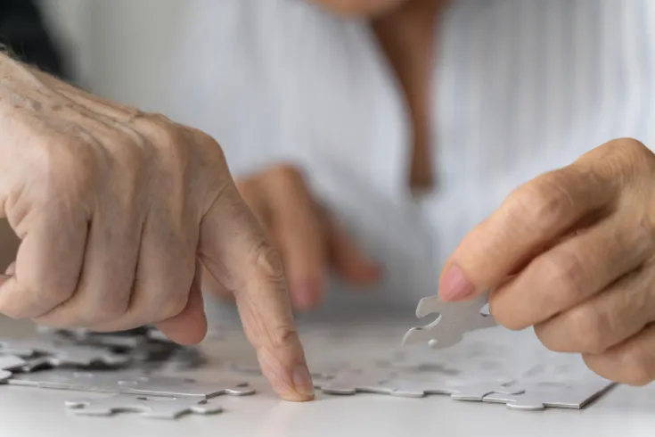 personas senior confrontan la enfermedad del alzheimer