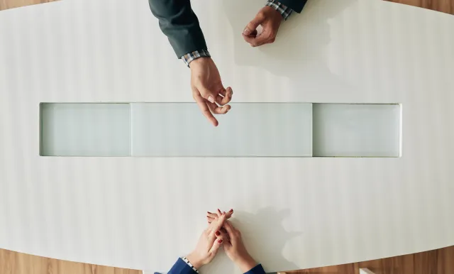 Dos personas manteniendo una reunión