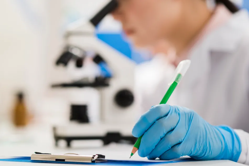 Científica analizando muestras en un laboratorio