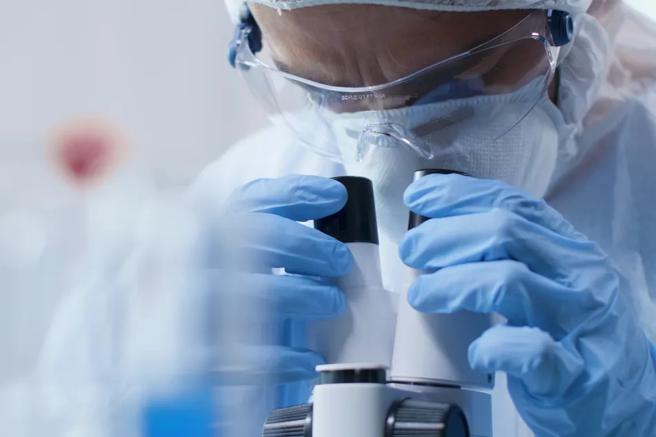 Científico analizando muestras en un laboratorio