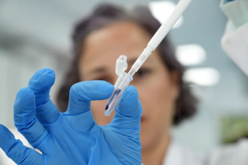 Científica de VIVA in Vitro trabajando en sus laboratorios