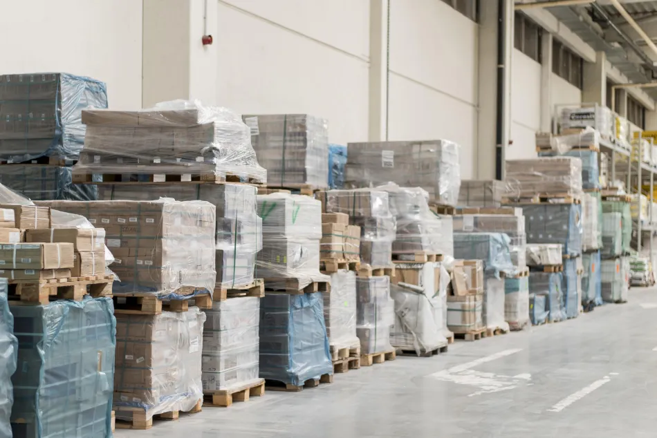 Cajas apiladas en un almacén