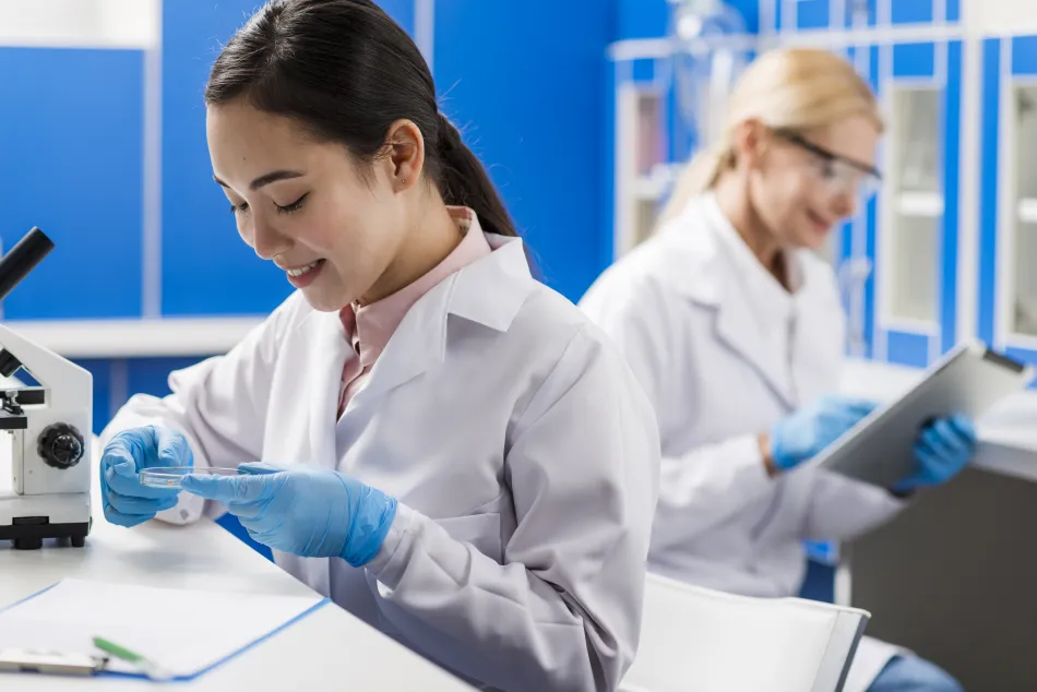 Mujeres científicas en un laboratorio