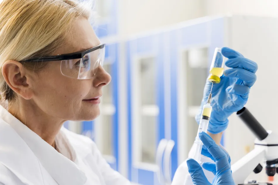 Científica trabajando en un laboratorio