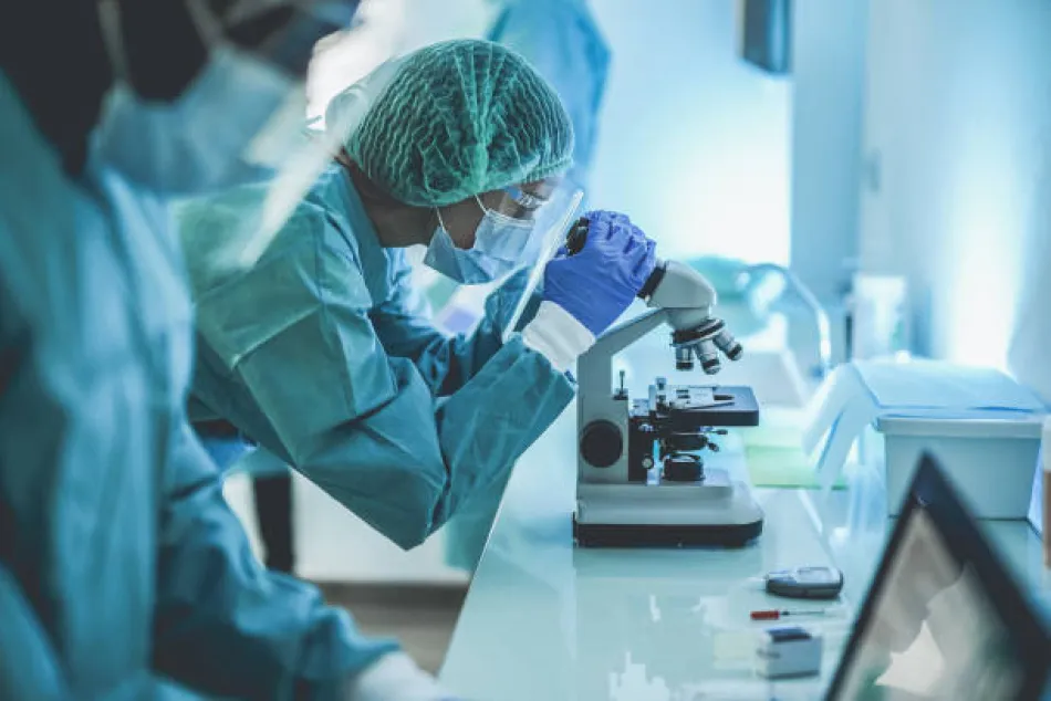Científicos analizando muestras en un laboratorio