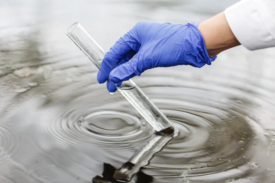 Científico analizando aguas residuales
